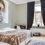 Ritratto sulla parete di una camera da letto in stile moderno