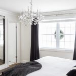 Grande specchio all'interno della camera da letto
