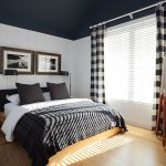 Tende a quadri in una camera da letto con soffitto nero