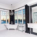 Ampio bagno con finestre
