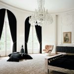 Lampadario bianco sul soffitto di un ampio soggiorno