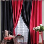 Combinazione di tende rosse e nere all'interno