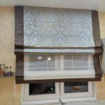 Due tende alla romana su una finestra della cucina