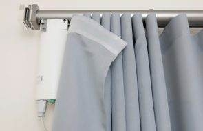 Električni pogon za karnise na okrogli palici