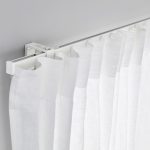 Tenda bianca su una semplice cornice in alluminio