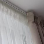 Piccole pieghe di tulle su una cornice di profilo