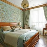 Interno della camera da letto con mobili in legno