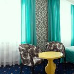 Tavolino da caffè giallo in camera da letto