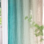 Tenda con transizione di colore sulla finestra della camera da letto
