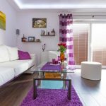 Colore viola nell'interno del soggiorno