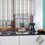 Area di lavoro davanti alla finestra della cucina