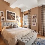 Decorare una camera da letto con foto incorniciate