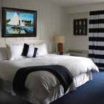 Interno della camera da letto con pareti in legno