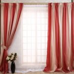 Tulle bianco alla finestra con tende a righe