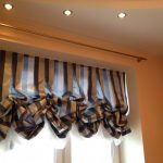 Luci integrate sul soffitto bianco