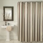 Tenda in un bagno con lavabo su supporto