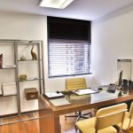 Design dell'ufficio in colori chiari