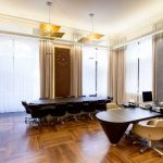 Pavimento in parquet in un ufficio spazioso