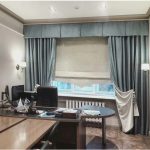 Tende bifacciali alla finestra dell'ufficio