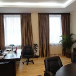 Tende scure alle finestre di uno spazio ufficio