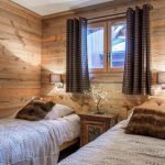 Rifiniture in legno di una camera da letto in una casa di campagna