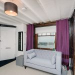 Un piccolo divano nel soggiorno di una casa privata