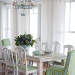 Tavolo da pranzo in legno nella cucina-sala da pranzo