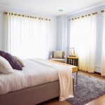 Camera da letto angolare con due finestre
