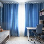 Tende blu all'interno della cameretta dei bambini