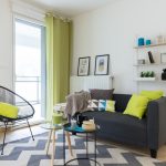 Soggiorno in stile scandinavo con balcone