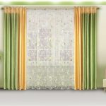 Decorare una finestra nell'ingresso con tende con occhielli