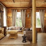 Interno di una sala di una casa di campagna in legno