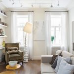 Soffitti su un soffitto bianco nel soggiorno