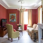 Divano colorato in un soggiorno con pareti bordeaux