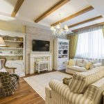 Travi marroni sul soffitto bianco