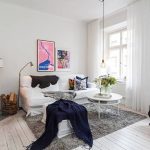 Soggiorno con camino in stile scandinavo