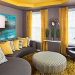 Colore giallo nell'interno del soggiorno