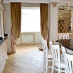 Decorare una porta con tende di velluto