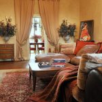 Interno del soggiorno con tenda sulla porta