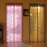 Tende in materiale trasparente sulle porte