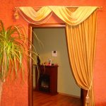 Tenda dorata su parete arancione