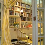 Tenda sulla porta della biblioteca di casa