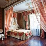 Decorare una camera da letto in una casa privata con i tessuti