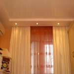 Faretti sulla struttura del soffitto