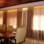 Decorazione delle finestre nella sala riunioni