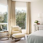Tende beige sulle finestre alte