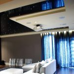 Proiettore sul soffitto del soggiorno con soffitto teso