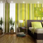 Interno della camera da letto con tende a righe