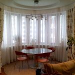 Tavolo da pranzo nella finestra a bovindo di un appartamento in città
