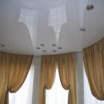 Superficie lucida del soffitto teso